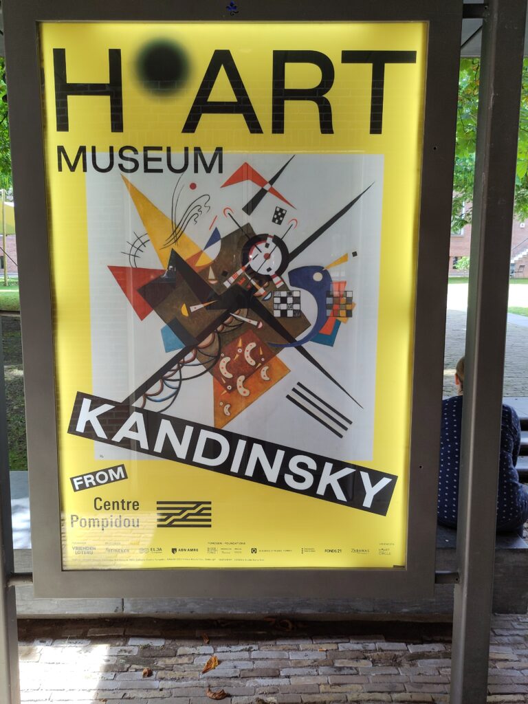 affiche over de tentoonstelling van Kandinsky met een afbeelding van een van zijn beroemdste schilderijen. vv